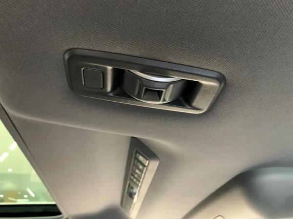 用賓士C級的價格，買這麼大一輛MPV，你說賽那值不值？