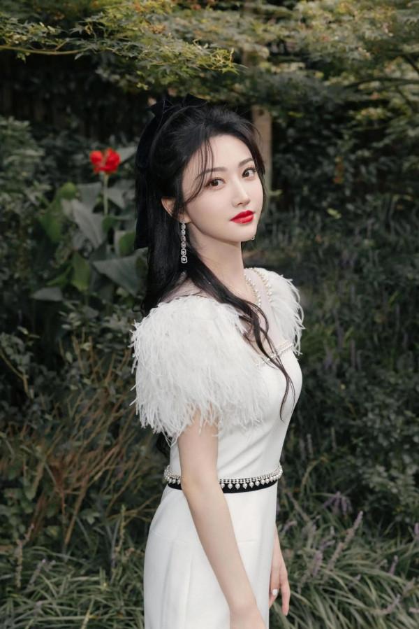 景甜最新白羽珍珠高腰長裙