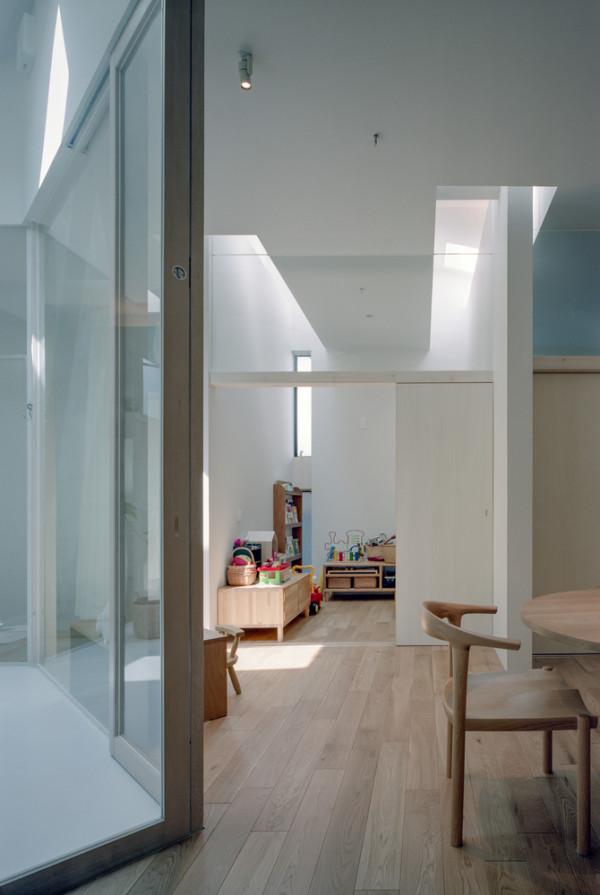 104㎡的住宅：為了能夠有一個安靜的家居空間，對外幾乎完全封閉