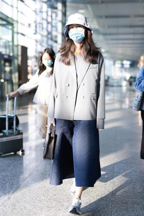 韓雪穿灰色西裝搭配闊腿褲,手提托特包寬鬆舒適 韓雪穿灰色西裝搭配闊腿褲,手提托特包寬鬆舒適