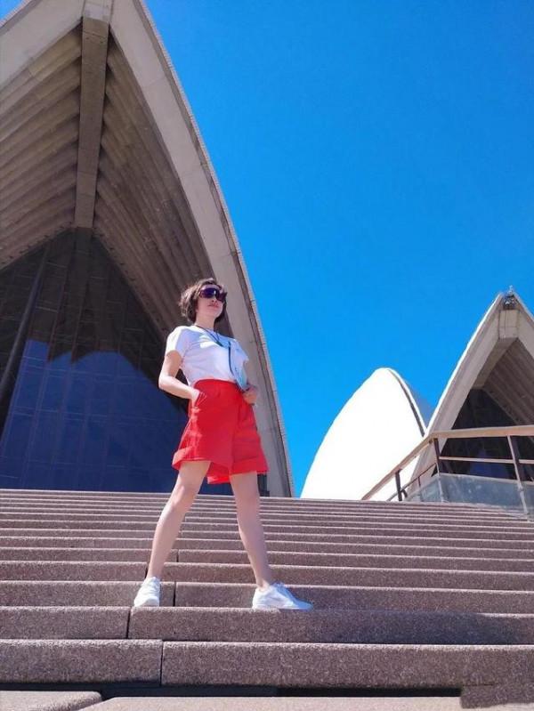 劉曉慶穿黑底紅色印花裙亮相，濃妝下的皺紋已經藏不住了