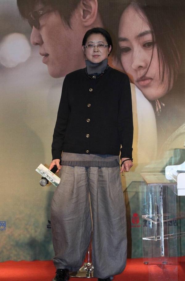 倪萍越老越“時髦”，穿短西裝配牛仔褲洋氣減齡，哪像奶奶輩的人