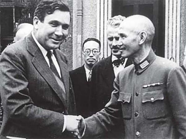 1952年，吳國楨參加蔣介石壽宴，返程發現車子被蔣做手腳