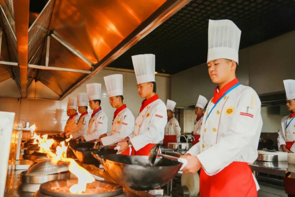 大廚們炒菜不用鏟子,拿把大圓勺才有範 大廚們炒菜不用鏟子,拿把大圓勺才有範