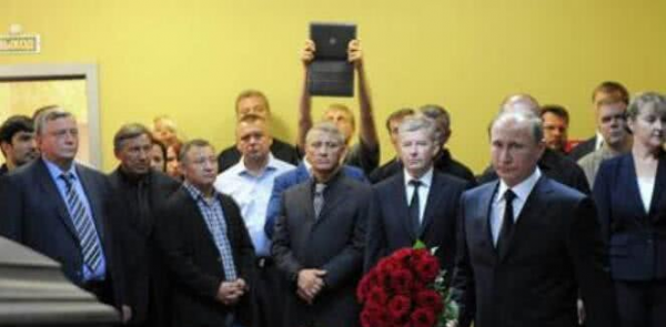 2016年為了英雄，普京低下頭和敵人談判，最後用6名俘虜換回遺體