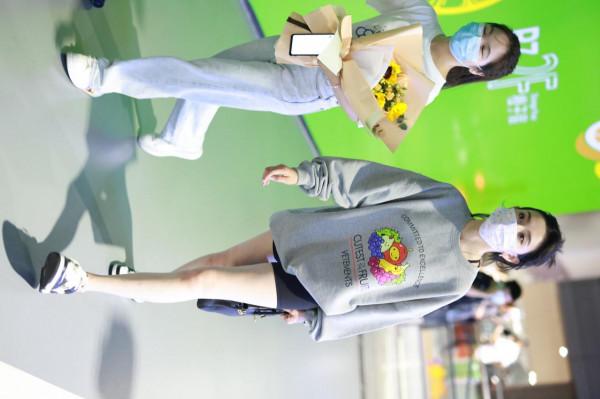 宋祖兒穿衛衣現身機場 玩下衣失蹤