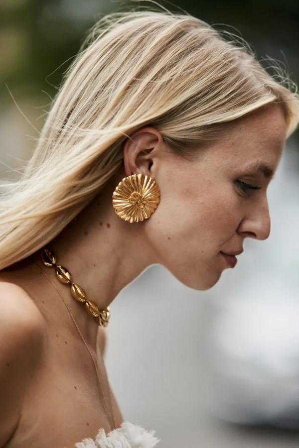 朱珠曬全家福,她的金耳環好搶鏡 朱珠曬全家福,她的金耳環好搶鏡