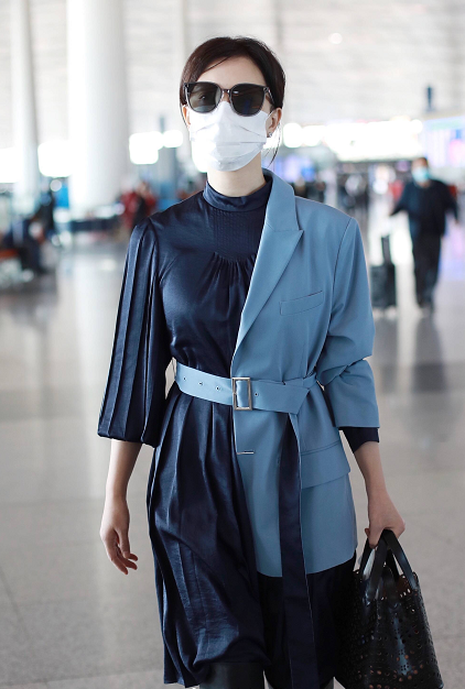 陳數氣質真好,身穿西裝拼接連衣裙搭配長筒靴,時髦又減齡 陳數氣質真好,身穿西裝拼接連衣裙搭配長筒靴,時髦又減齡