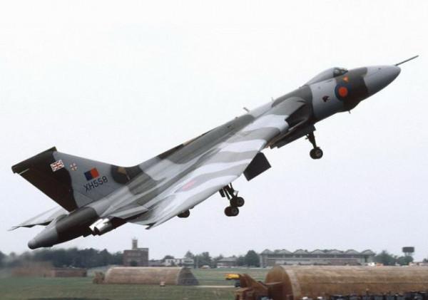 英國的驕傲火神轟炸機，戰鬥力非常強大，馬島戰爭的重要貢獻者