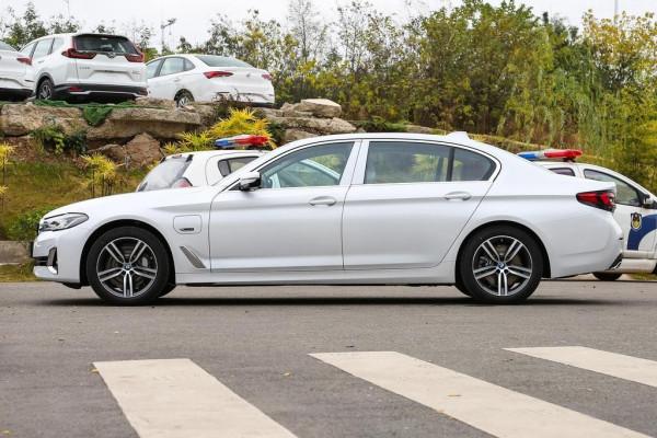 體驗寶馬5系PHEV，6.7秒破百帶空氣懸架，舒適與運動兼備