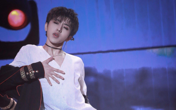 蔡徐坤挑戰新造型，跟以往的小鮮肉相比，滿滿的搖滾風