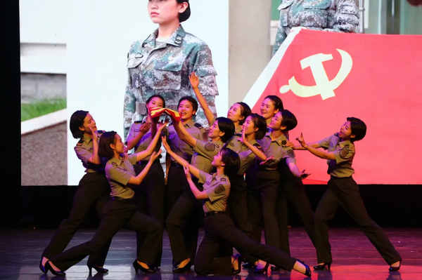 模範話務連繫列報道③：模範連，話務兵，女兒情