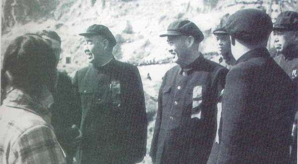 王震探病鄧寶珊，談話期間提及毛主席，建議鄧寶珊給主席“送禮”