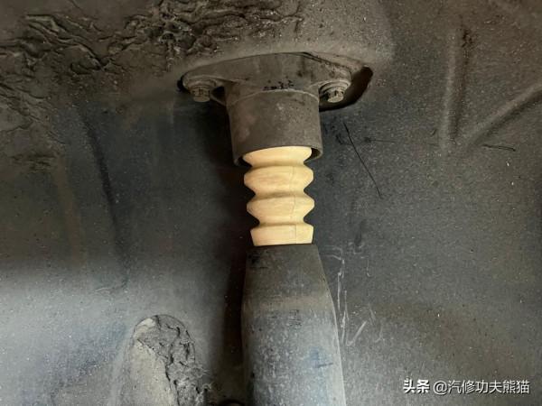 經濟下行購買新車計劃暫緩，翻新復古老爺車圓屁股奧迪老A6照樣香