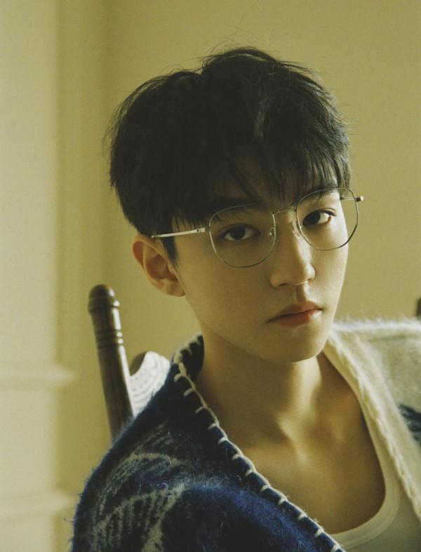 王俊凱,戴上金絲眼鏡的文藝氣息綻放獨特魅力真的好帥 王俊凱,戴上金絲眼鏡的文藝氣息綻放獨特魅力真的好帥