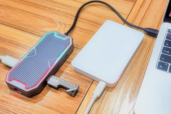 7合1介面+RGB燈效,優越者D029A擴充套件塢超好玩 7合1介面+RGB燈效,優越者D029A擴充套件塢超好玩