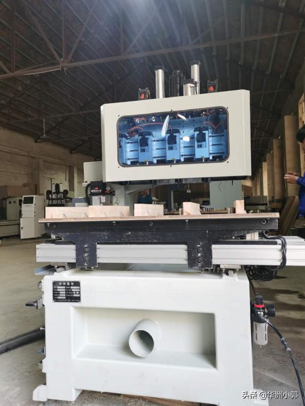 實木桌椅劃槽打眼一機搞定的木工數控榫槽機