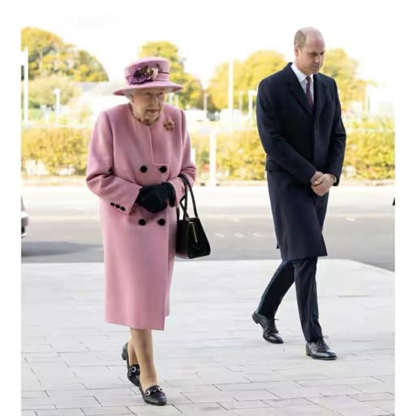 英女王這是怎麼了？拄柺杖出門儀態令人堪憂，打扮靚麗美得放光呀