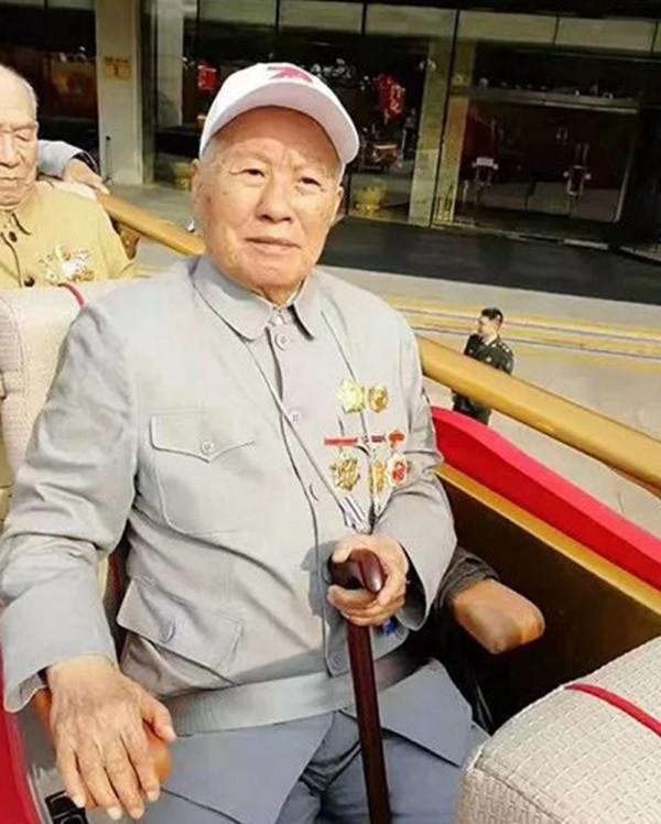 遲浩田離開濟南軍區，進京擔任總參謀長，他原先的職務由誰接替？