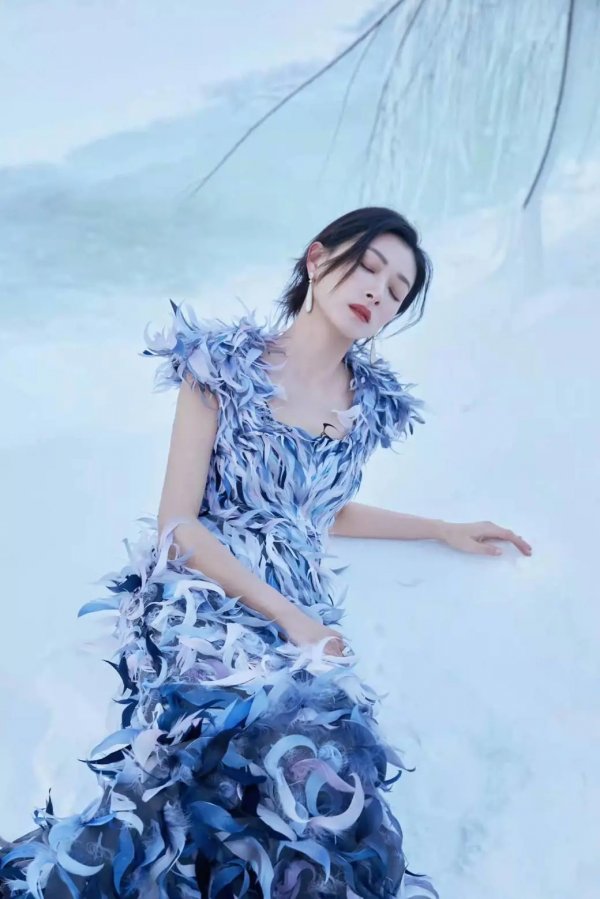 內娛女明星真的拼，在雪地裡穿露肩連衣裙