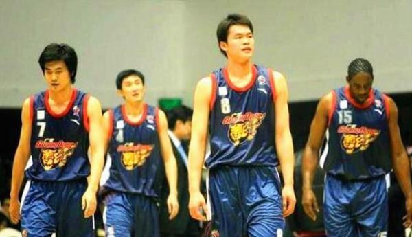 長文 | 中國籃球兩位名宿，李楠和朱芳雨，誰的生涯成就更高？