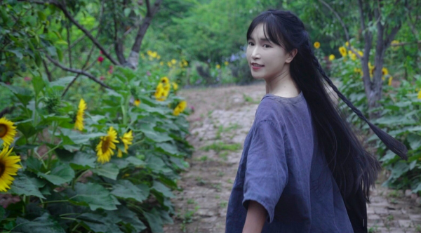 李子柒雖然時尚感不強,但顏值真挺高,央視鏡頭下,也很有鄉土氣 李子柒雖然時尚感不強,但顏值真挺高,央視鏡頭下,也很有鄉土氣