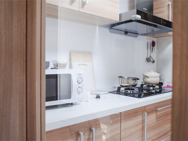 客廳居然是一抹水泥灰牆，是沒錢裝修了？