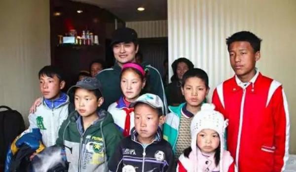 好歌手雲飛：娶&OpenCurlyDoubleQuote;古典女神&rdquo;美嬌妻，6登央視春晚，為人低調樸素