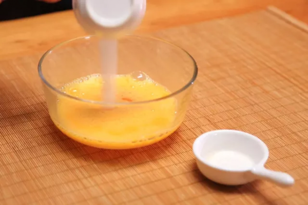 趣味早餐食譜：秋葵炒雞蛋搭配蔥油餅