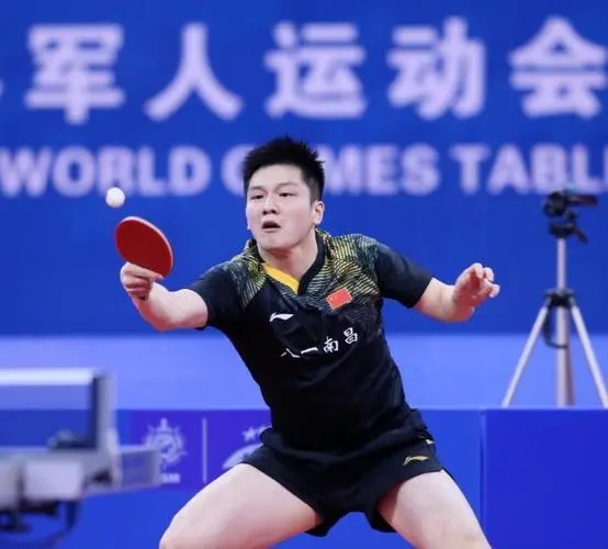 全紅嬋小鳥依人，趴在樊振東的肩膀，坐在旁邊的許昕有些“吃醋”