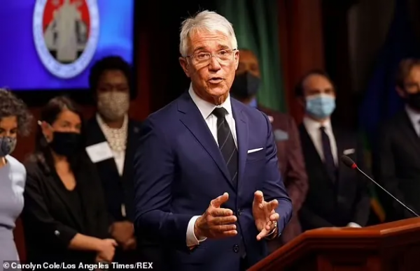 奇葩！檢察官給年輕人發“免罪金牌”，搶劫、性侵等不用坐牢