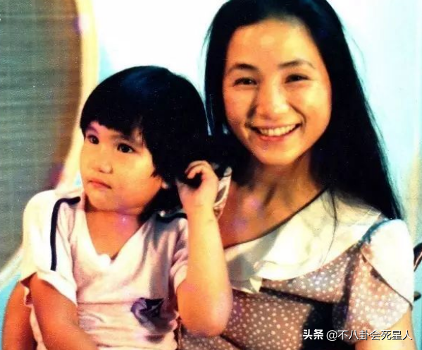 被前夫威脅、拼命賺錢落病根，娛樂圈裡的單親媽媽，各有各的艱辛