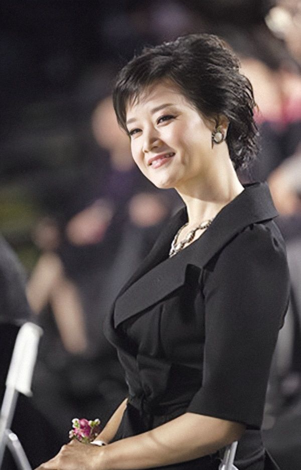 55歲宋祖英的妝容告訴我們:“含有笑意的眼妝太適合小眼睛的你” 55歲宋祖英的妝容告訴我們:“含有笑意的眼妝太適合小眼睛的你”