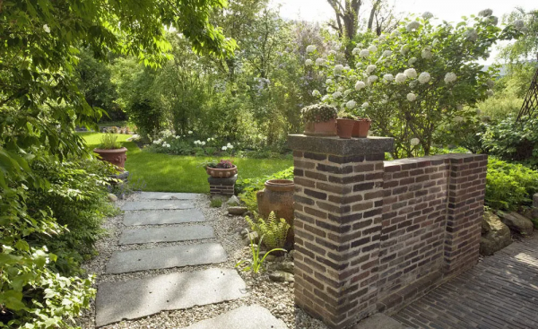 你認識花園牆嗎？一起來看看如何建造一面花園牆