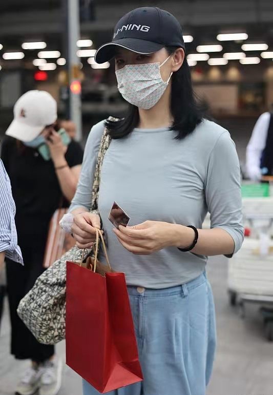 詠梅罕見走機場，穿衛衣裙意外暴露壯實體格，氣質秒變運動員