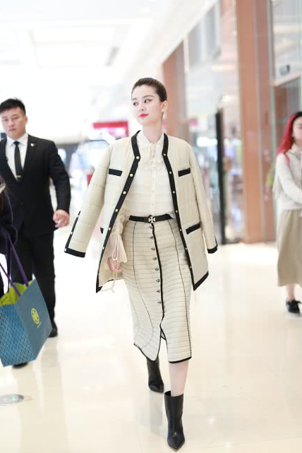 焦俊豔久違亮相，穿黑色小香風外套助陣電影首映禮，一頭短髮真颯