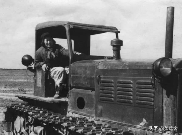 人民幣上的女拖拉機手：73歲才知原型是自己，因一張照片怒告報社
