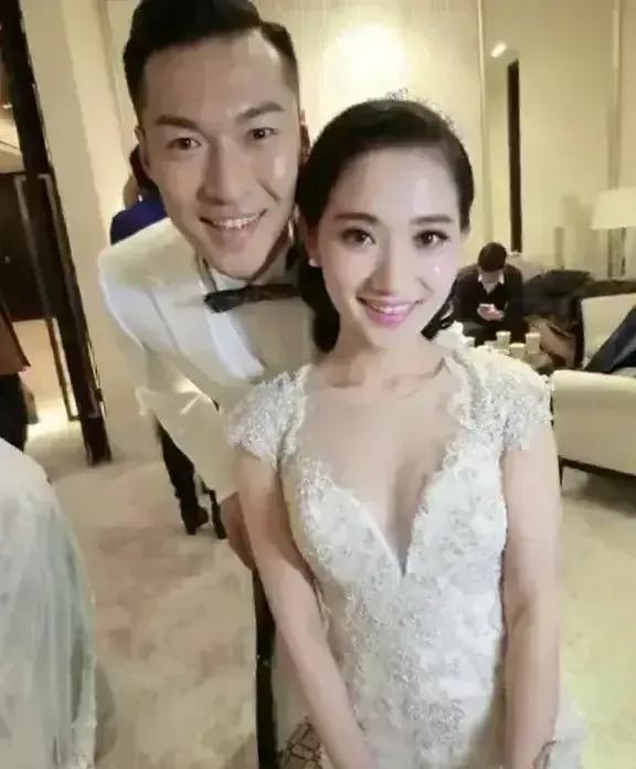 男足的媳婦們
