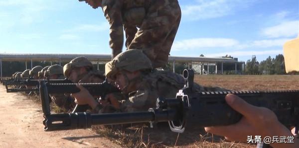 年末191步槍越來越多？新兵剛下連分到新槍，據槍訓練依舊吊水壺
