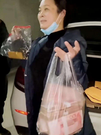 陳亞男母親上門退還20萬彩禮，金飾用透明袋裝，陳家人有骨氣