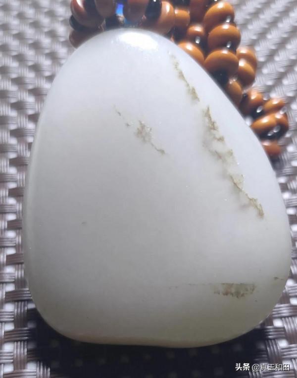 價格相差不大的情況下，你會選擇和田玉籽料還是山料？