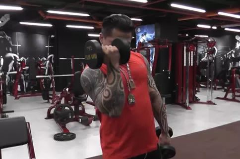 王源健身照臂膀肌肉暴起，不再是小鮮肉要走型男路線