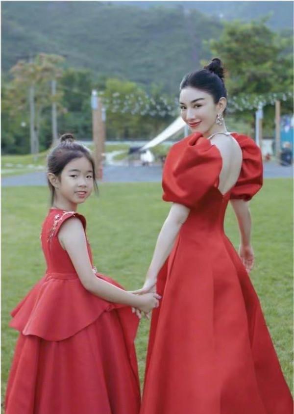 黃奕女兒大逆襲!穿運動裝唱紅歌好端莊,氣質美貌變化大像女明星 黃奕女兒大逆襲!穿運動裝唱紅歌好端莊,氣質美貌變化大像女明星