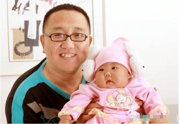 演員句號：再婚娶小11歲妻子“丫蛋”，讓喪子的岳父母晚年不流淚