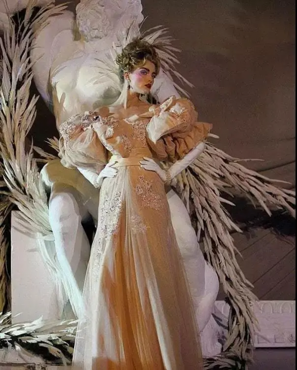 被迪奧開除後，他歸隱法國鄉間，改造後的老房子美得無藥可救