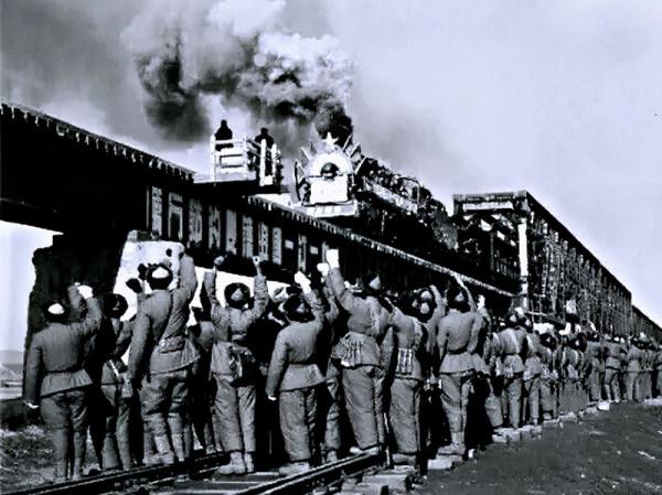 1965年鐵道兵用75噸炸藥炸山，一戰士不小心踩到雷管，結果如何？