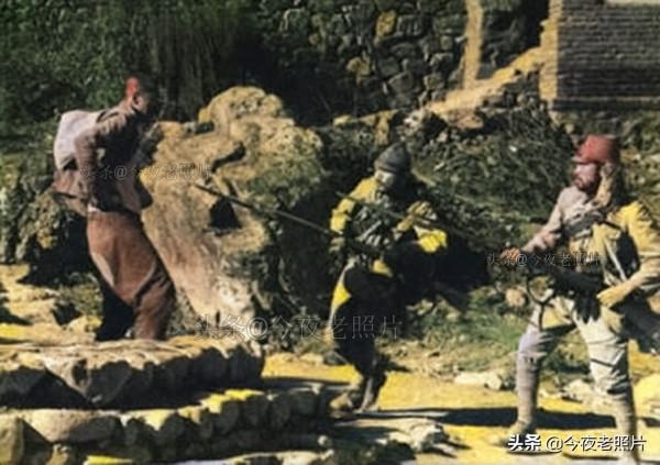 19張顛覆認知的老照片，50名軍官看著希特勒挖土，日本人瞬間氣化