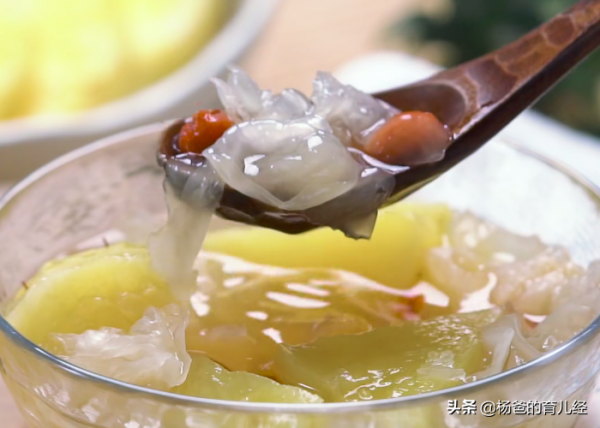 甜香味美的鳳梨銀耳羹，湯汁濃稠，營養又解饞，家中孩子特別愛吃