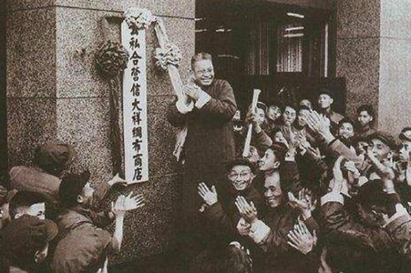 2000年，一農民直言不諱向總理傾訴煩惱，朱鎔基：我比你還急呀