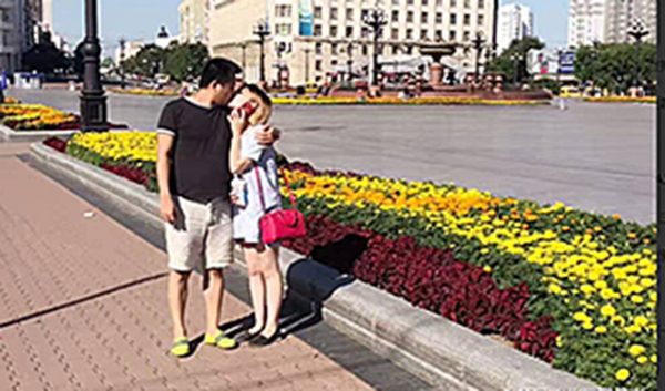 俄羅斯美女倒追中國窮小夥，不要彩禮也要嫁，沒車沒房仍幸福至今